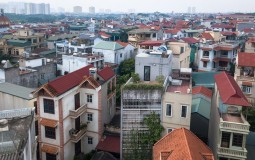 Bên trong ngôi nhà phố có mặt tiền được bao phủ bằng cửa xếp