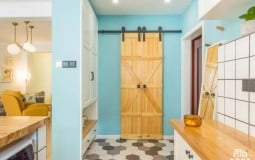 Sự kết hợp ăn ý của 3 tông màu trắng - xanh dương - gỗ tạo nên vẻ đẹp cuốn hút bên trong căn hộ 93m2