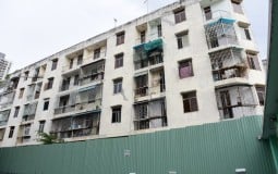 Hình ảnh tòa chung cư nghiêng cần phá dỡ gấp trên đất vàng Sài Gòn