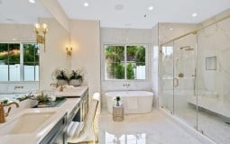 Say đắm trước những mẫu phòng tắm tông trắng sang trọng như Spa