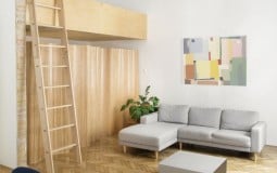 Sắc trắng và nội thất gỗ kết hợp hoàn hảo trong căn hộ có gác lửng