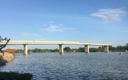 Cầu Long Đại đã vươn ra giữa sông nhưng chưa biết khi nào nối đôi bờ