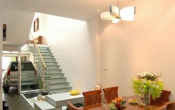 Trang trí ngôi nhà ấn tượng với cầu thang kính