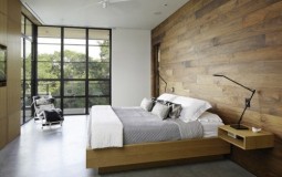 Chỉ với 1 búc tường gỗ giúp phòng ngủ trở nên ấm áp