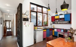 Nhà bếp nhỏ với phong cách chiết trung đầy màu sắc, cá tính