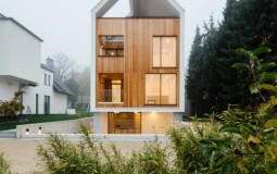 Ngôi nhà đẹp từ ngoài vào trong, nổi bật với mặt tiền ốp gỗ và mái chóp nhọn độc đáo