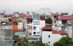Xây nhà độc, lạ, tiện nghi trong con ngõ chỉ đủ cho xe máy ra vào