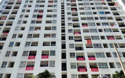 Chủ đầu tư “giam” sổ hồng 5 năm, chung cư Sài Gòn nhuộm đỏ băng rôn