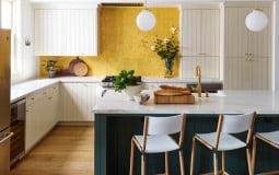 Xu hướng thiết kế phòng bếp mùa hè với tông màu vàng và xanh lá cây