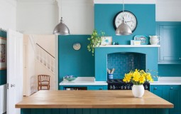 Ý tưởng bài trí phòng bếp mùa hè với tông màu xanh ngọc lam dịu mát