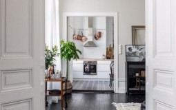Căn hộ 73m² tạo dấu ấn đặc biệt nhờ lựa chọn sàn nhà màu tối