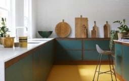 Xóa tan nắng nóng mùa hè với cách decor bếp kết hợp màu xanh và màu vàng táo bạo