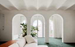 Căn Penthouse với thiết kế cổng vòm đẹp mắt cùng cách sử dụng gương kết nối không gian ấn tượng