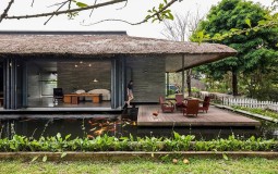 Nhà mái tranh trên hồ nước của giám đốc Sài Gòn