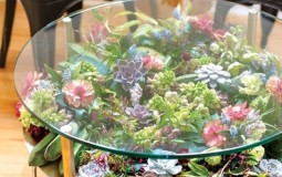 Bàn phủ đầy hoa lá rực rỡ trang điểm cho phòng khách thêm sinh động