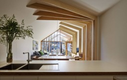 Cross Stitch House – Căn nhà với thiết kế dầm gỗ như những sợi chỉ kết nối không gian mới và cũ