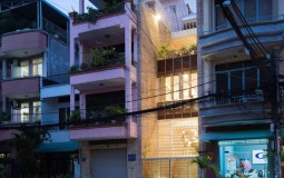 Ấn tượng với ngôi nhà "lọt thỏm"  nhưng được "tỏa sáng" giữa lòng phố Sài Gòn