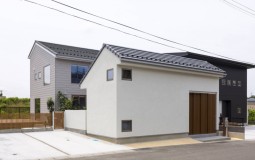 Mon House – Nhà Nhật sử dụng hẳn 1 khối nhà làm… cổng, ngăn cách không gian sống với thế giới bên ngoài