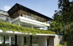 Đại gia đình 3 thế hệ tại Singapore sống trong căn nhà với vườn cây và bể bơi trên mái