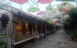 Hà Nội: Vườn sinh thái Phúc Thọ Hoa Bay xây dựng nhà hàng lấn chiếm lòng sông?