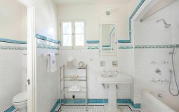 Sự kết hợp giữa sắc xanh, nội thất phù hợp giúp không gian phòng tắm mang vẻ sang trọng, thoáng đoãng