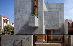 Thiết kế cửa nhà thông minh chống ồn, chống bụi của ngôi nhà hai mặt tiền tại Ấn Độ