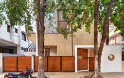Ngôi nhà thoáng mát giữa khu phố nhà "mọc" san sát