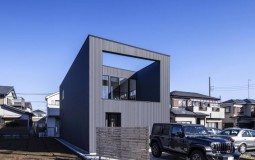 House-I: Độc đáo với phương pháp xây tường cao tối màu để đảm bảo sự riêng tư