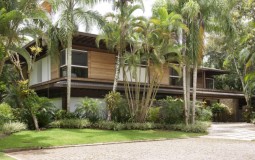Residence in Iporanga: Mái hiên khổng lồ giúp tăng diện tích