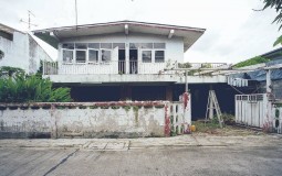 Biến nhà phố nhiều năm tuổi bị bỏ hoang thành không gian sống hiện đại, tối giản