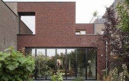 House Snik: Ngôi nhà phố 2 tầng rộng rãi, mát mẻ nhờ thiết kế "xanh"