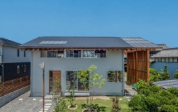 House in Otai: Ngôi nhà với thiết kế tránh nóng nhờ mặt tiền lam gỗ không ngấm nước