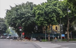 Biệt thự cổ gần 1.000 m2 trên “khu đất kim cương” ở trung tâm Hà Nội trở thành bãi gửi xe, nơi nuôi gà