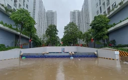 Hình ảnh nhiều khu chung cư thành 'ốc đảo' sau mưa lớn, dân dựng đập ngăn nước tràn vào hầm