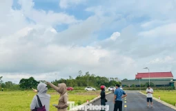 Cảnh tượng ‘cò đất’ ùn ùn đổ về, ô tô đậu kín đường làng sau công bố quy hoạch
