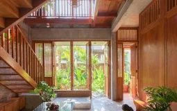 Cải tạo nhà cũ Hội An bằng gỗ và vải với không gian ấn tượng