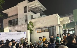 Cảnh xuyên đêm xếp hàng nộp hồ sơ mua nhà ở xã hội