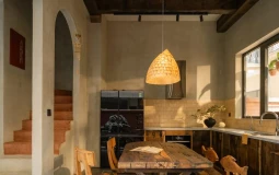 Nhà 'hang cá' 240m2 nổi bật với phong cách thô mộc và bảng màu cá tính