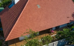 Nhà mái ngói nổi bật ở vùng ven đô thị miền Trung