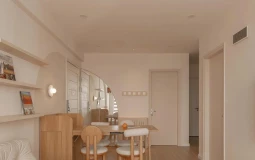 Căn hộ màu be 58m2 được cải tạo với 400 triệu đồng