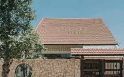 Hai vợ chồng về quê xây căn nhà bên ngoài truyền thống, bên trong hiện đại