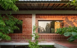 Nhà gạch một tầng hài hòa giữa vườn cây xanh