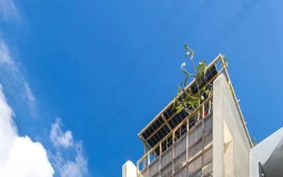 Nhà phố với mặt tiền 'lớp lụa' vừa đẹp vừa có tác dụng cản bụi
