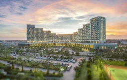 FLC Hotels & Resorts đông khách dịp lễ, sắc đỏ phủ kín các điểm check-in
