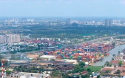 Xe container 'bủa vây' cửa ngõ khu Đông TPHCM