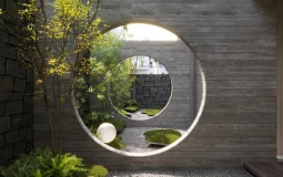 Thiết kế sân vườn villa cực kỳ thú vị với cổng vòm và cây xanh lơ lửng