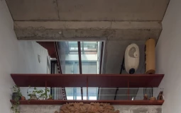 Nhà sử dụng sàn kính tạo những khoảng nhìn xuyên suốt giữa các tầng