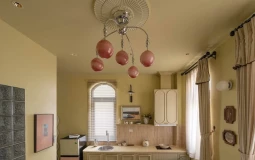 Căn studio 28m² nổi bật với sắc hồng và vàng cát
