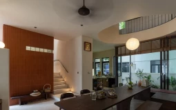 Cắt bớt sàn nhà, tạo khoảng thông tầng kết nối cả gia đình