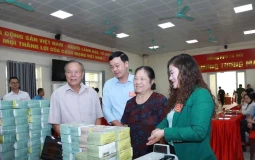 Thấy gì việc người dân nhận bao tải tiền bồi thường giải phóng mặt bằng?